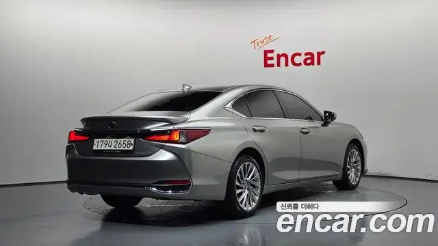 Lexus ES300h 2022 — Şəkil 26/37