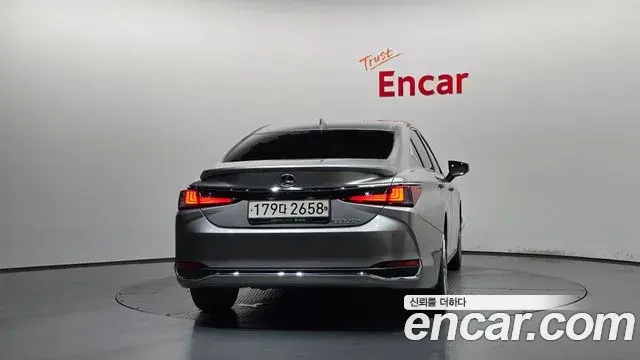 Lexus ES300h 2022 — Şəkil 23/37