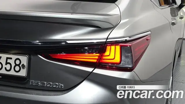 Lexus ES300h 2022 — Şəkil 33/37