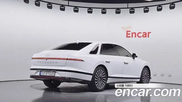 Hyundai Grandeur Hybrid 2023 — ფოტო 19/31