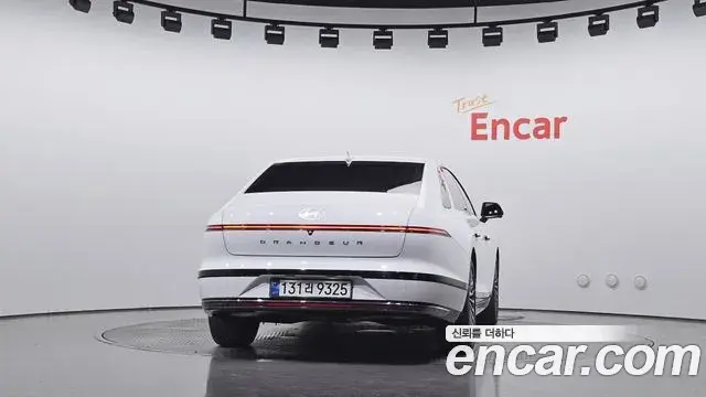 Hyundai Grandeur Hybrid 2023 — ფოტო 15/31