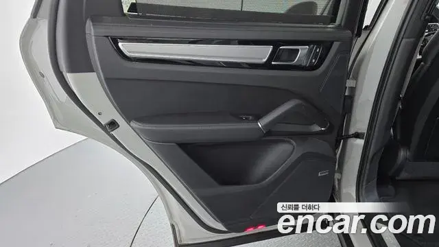 Porsche Cayenne 2022 — Photo 29/30
