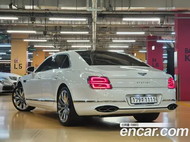 Bentley Flying Spur 2022 — Şəkil 18/20