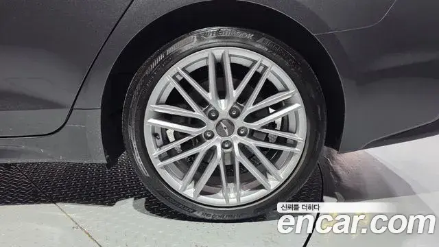 Genesis G70 2019 — Photo 14/31