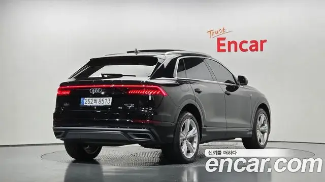 Audi Q8 2022 — Şəkil 20/36
