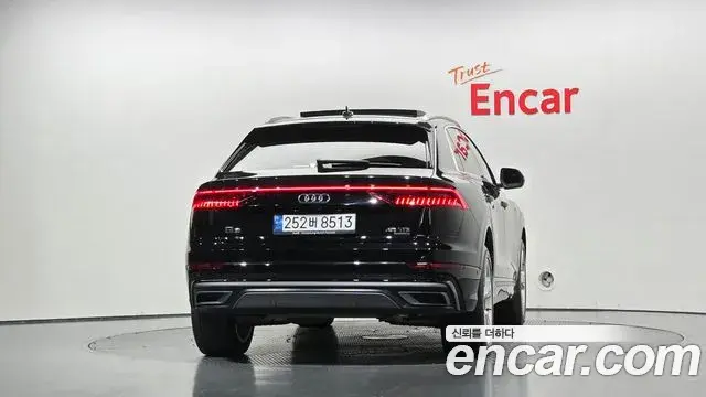 Audi Q8 2022 — Şəkil 24/36