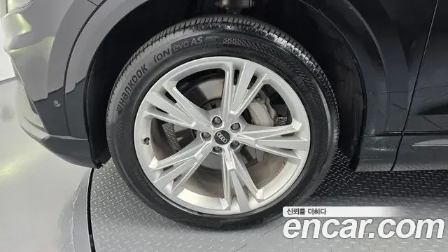 Audi Q8 2022 — Şəkil 25/36