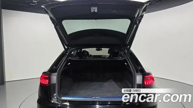 Audi Q8 2022 — Şəkil 18/36