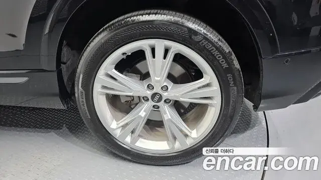 Audi Q8 2022 — Şəkil 33/36