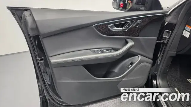 Audi Q8 2022 — Şəkil 29/36