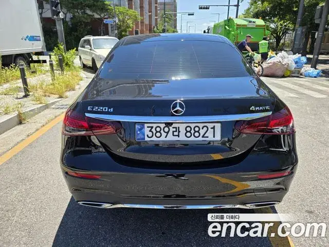 Mercedes-Benz E-Class 2021 — Photo 11/20