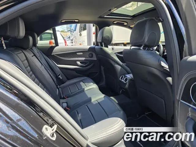 Mercedes-Benz E-Class 2021 — Photo 12/20