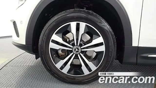 Mercedes-Benz GLB-Class 2020 — Фото 4/20