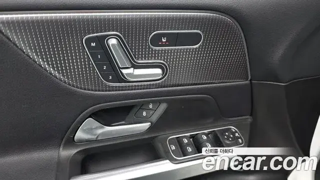 Mercedes-Benz GLB-Class 2020 — ფოტო 17/29
