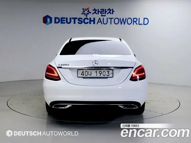 Mercedes-Benz C-Class 2019 — Photo 1/20