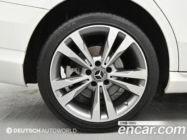 Mercedes-Benz C-Class 2019 — Photo 14/20