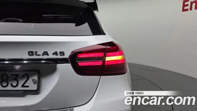 Mercedes-Benz GLA-Class 2018 — Photo 19/33