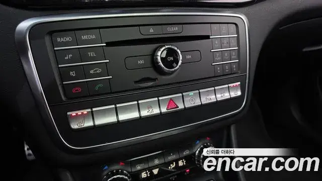 Mercedes-Benz GLA-Class 2018 — Photo 17/33