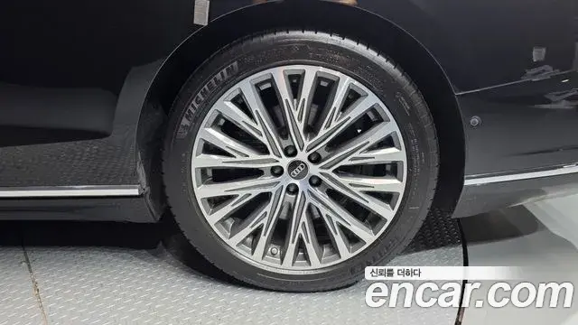 Audi A8 2021 — Şəkil 27/39