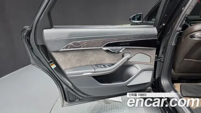 Audi A8 2021 — Şəkil 10/39