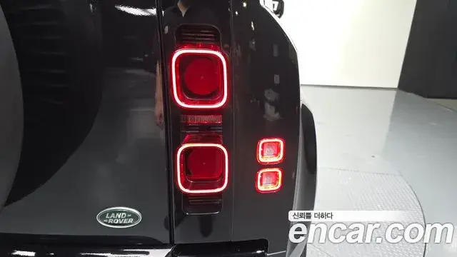 Land Rover Defender 2023 — ფოტო 29/34