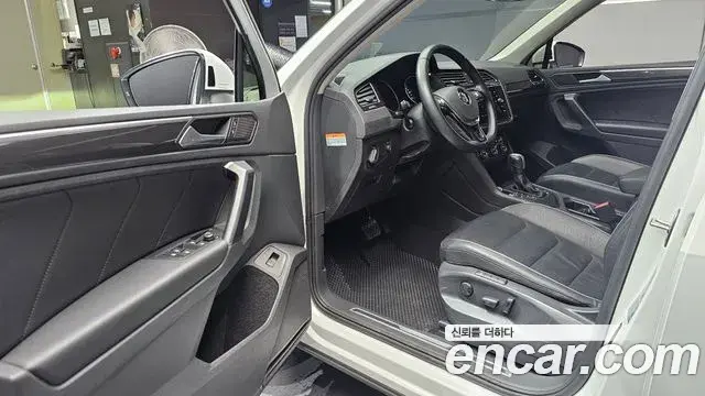 Volkswagen Tiguan 2019 — ფოტო 21/34