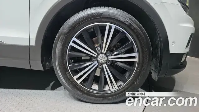 Volkswagen Tiguan 2019 — ფოტო 32/34