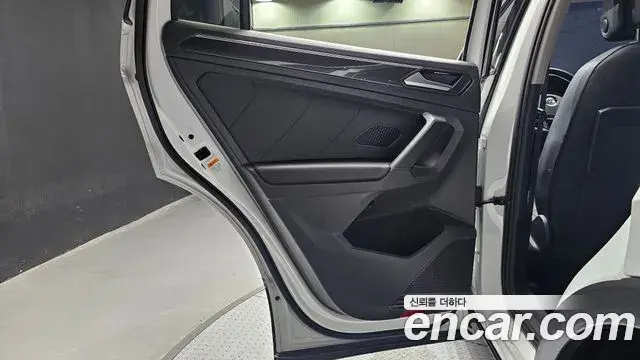 Volkswagen Tiguan 2019 — ფოტო 28/34