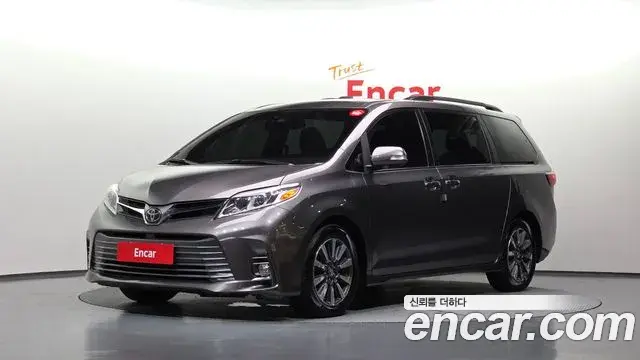 Toyota Sienna 2019 — ფოტო 28/33