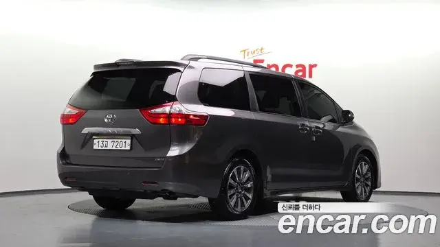 Toyota Sienna 2019 — ფოტო 26/33