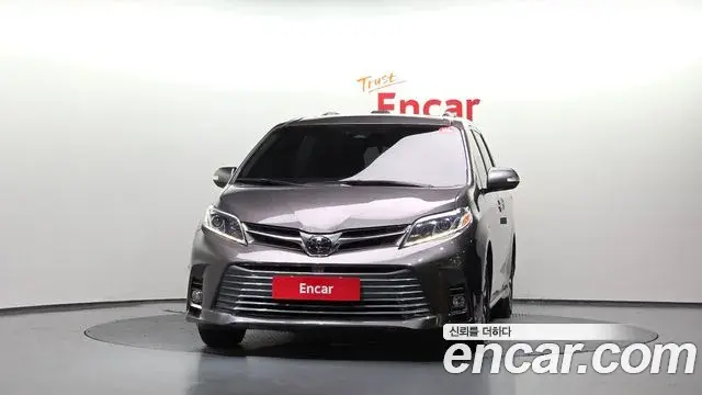 Toyota Sienna 2019 — ფოტო 33/33