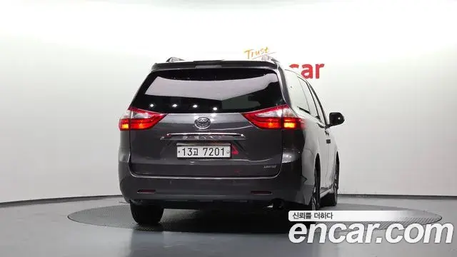 Toyota Sienna 2019 — ფოტო 15/33