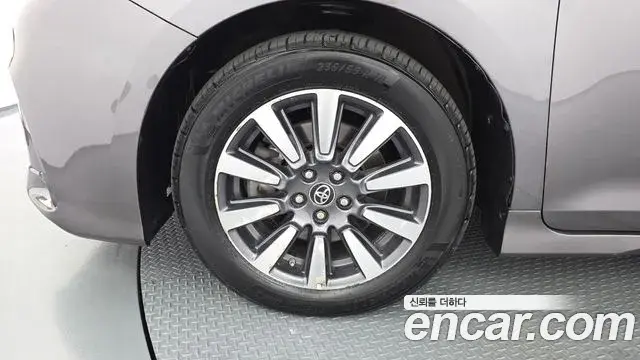 Toyota Sienna 2019 — ფოტო 7/33