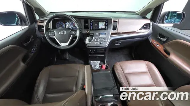 Toyota Sienna 2019 — ფოტო 19/33