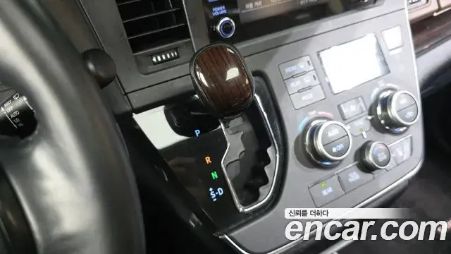 Toyota Sienna 2019 — ფოტო 30/33