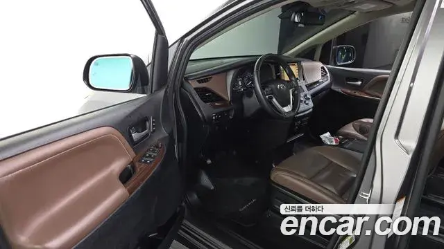 Toyota Sienna 2019 — ფოტო 23/33