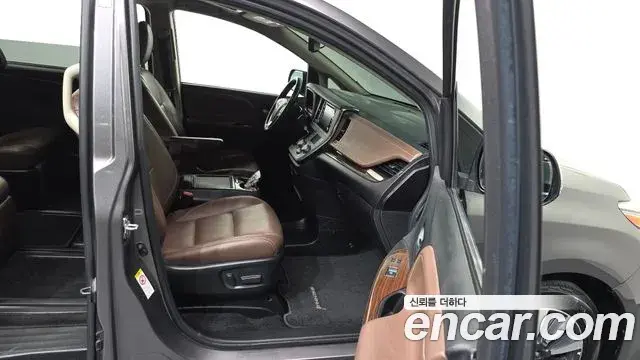 Toyota Sienna 2019 — ფოტო 22/33