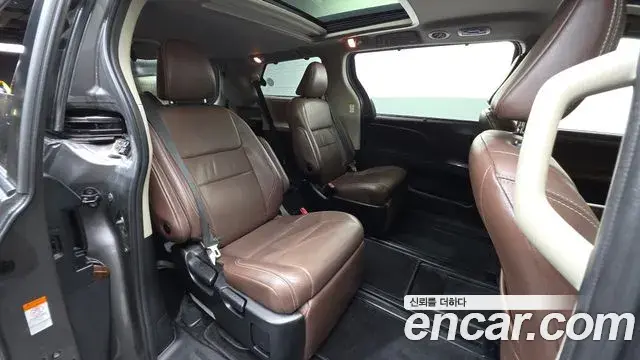 Toyota Sienna 2019 — ფოტო 8/33