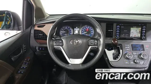 Toyota Sienna 2019 — ფოტო 25/33