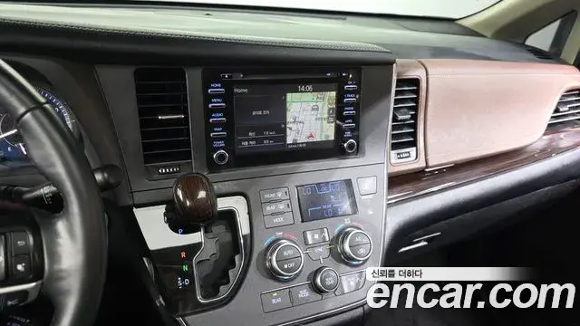 Toyota Sienna 2019 — ფოტო 31/33
