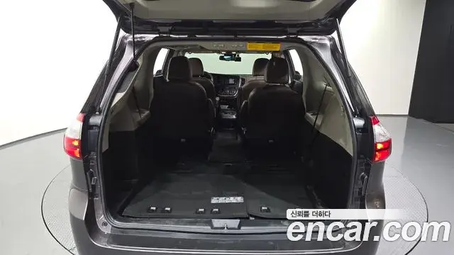 Toyota Sienna 2019 — ფოტო 27/33