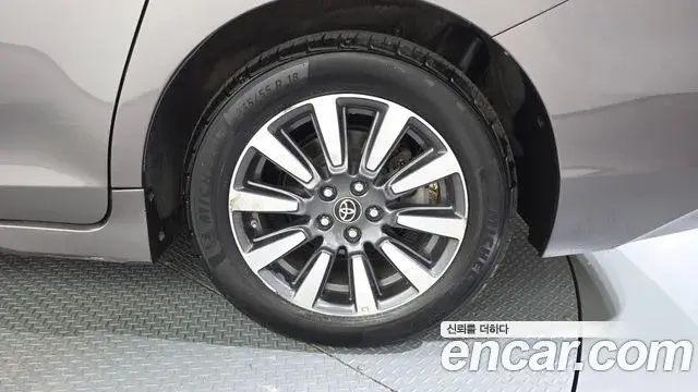 Toyota Sienna 2019 — ფოტო 29/33