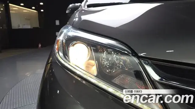 Toyota Sienna 2019 — ფოტო 16/33