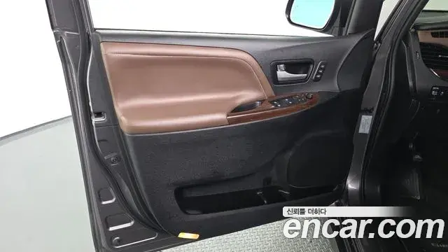 Toyota Sienna 2019 — ფოტო 12/33