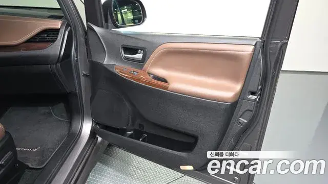 Toyota Sienna 2019 — ფოტო 21/33