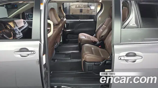 Toyota Sienna 2019 — ფოტო 1/33