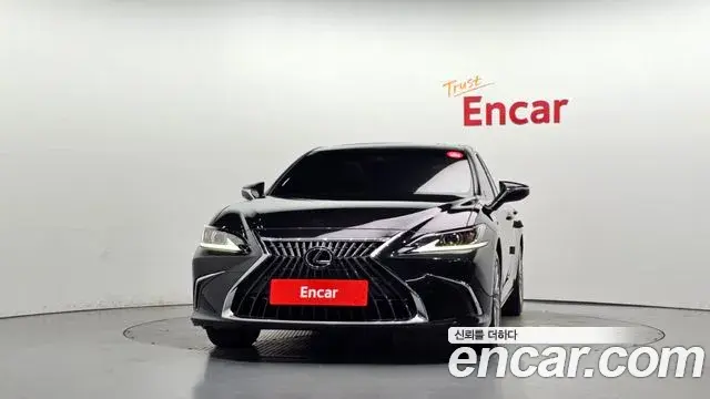 Lexus ES300h 2022 — ფოტო 21/33
