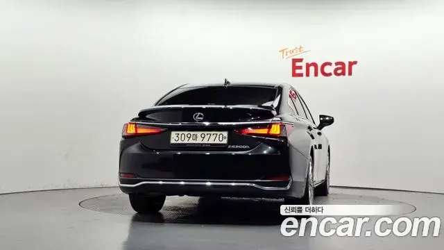Lexus ES300h 2022 — ფოტო 19/33