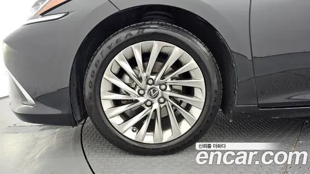 Lexus ES300h 2022 — ფოტო 24/33