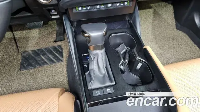 Lexus ES300h 2022 — ფოტო 26/33